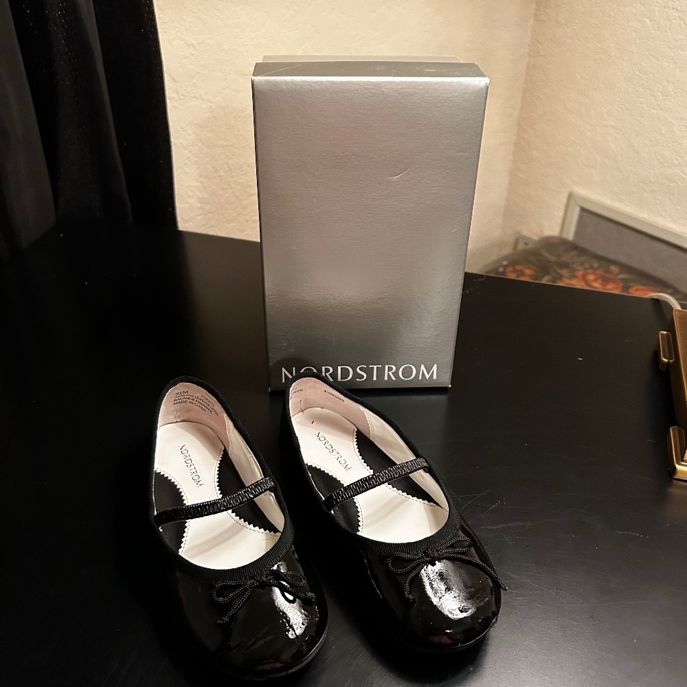 Nordstrom Girls Black Patent Shoes with Elastic Strap. Size 9.5 M